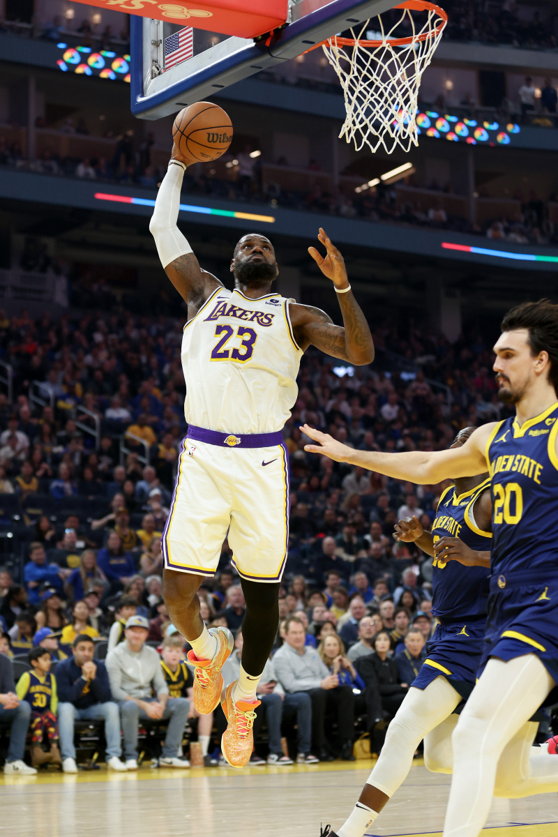 出色发挥引发热议！，詹姆斯在瑞士队比赛中领先优势明显引发球迷热议的简单介绍-开云